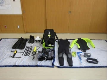 水難救助の際に装着するスエットスーツや、潜水機材一式を写した画像