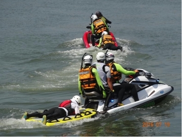 水上バイクを使って消防署水難救助隊による救助訓練の様子1