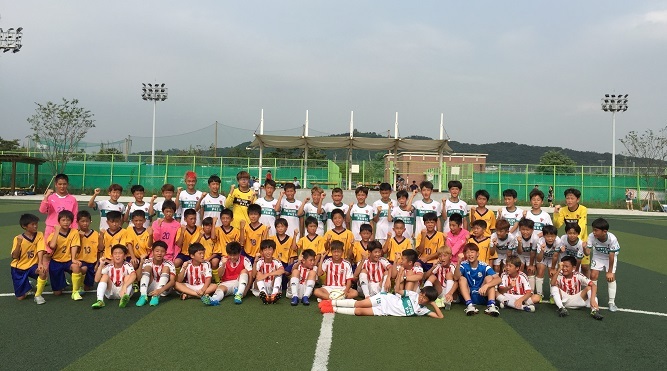 掛川と韓国の選手らが並んでいる集合写真