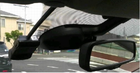車内から映したドライブレコーダーとカメラ