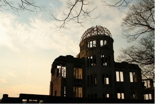 夕方の広島原爆ドームの写真