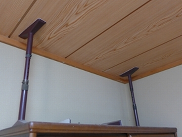 家具と天井を日本の転倒防止ツッパリ棒で固定した写真