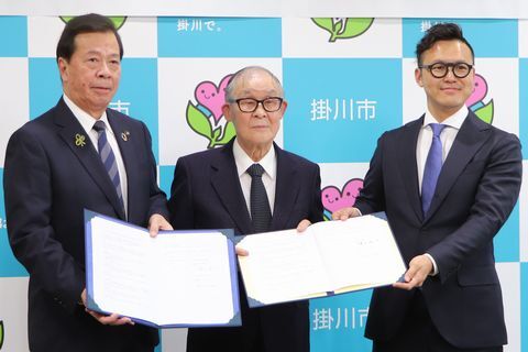 協定を締結した横田さん(中央)、宮地さん(右)と松井市長
