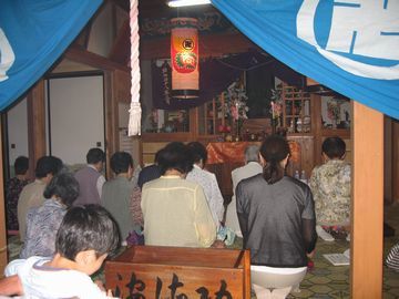 谷口堂地蔵尊での月例会に参加する人々