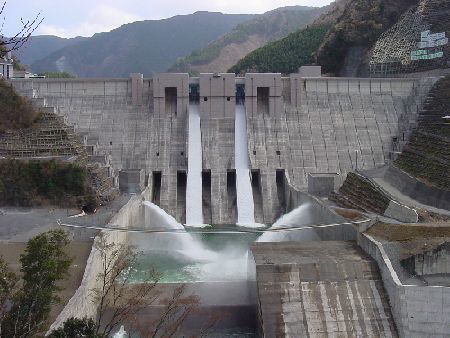 長島ダムが放流されている写真