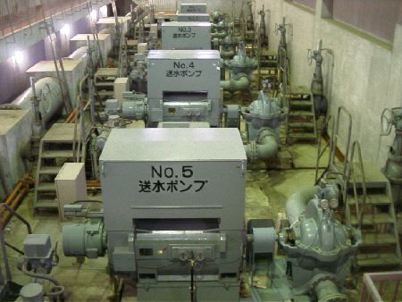 大井川広域水道企業団施設の右岸増圧ポンプ場、No1からNo5まで書かれた送水ポンプが並んでいる
