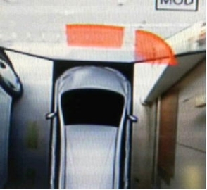 乗用車をのフロント部分を上から見た時のセンサー検知範囲を赤色で示している画像