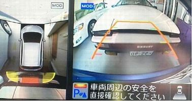 乗用車全体を上から見た時に後部のセンサー検知範囲を赤色と黄色で示した画像と、乗用車を後部から見た時の後部センサーの検知範囲を線で示した画像