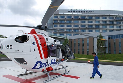 病院のヘリポートにあるドクターヘリに男の人が乗ろうとしている