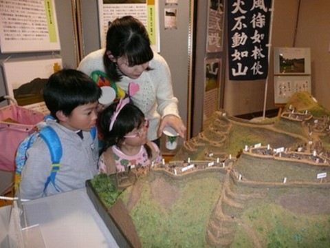 掛川城のジオラマを見ている女の人と男の子と女の子