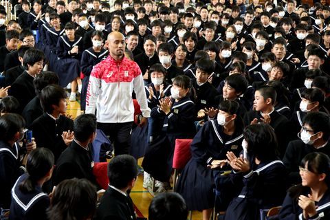 たくさんの生徒に歓迎されている山本選手の写真