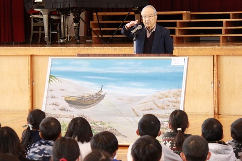 子どもたちに大渕小学校での思い出などを語る明石さんの写真