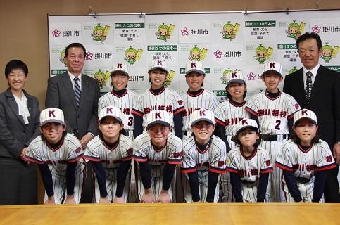全国大会に出場する選手らと松井市長、山田教育長の写真