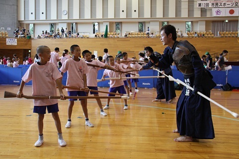 体育館で銃剣道に挑戦する子どもたちと指導者