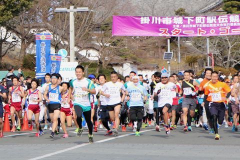 掛川城の前のスタート地点から多くの参加者が走り出している