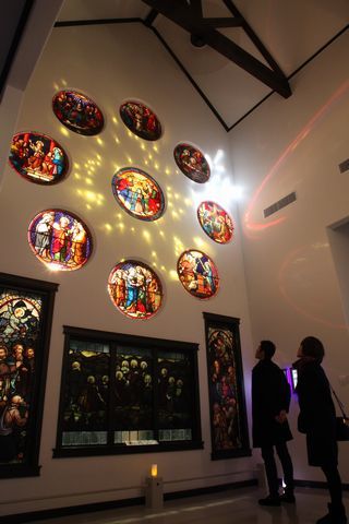 ステンドグラス美術館の「ナイトミュージアム」にて、聖母マリアの生涯を描いた9枚の「バラ窓」が幻想的に浮かび上がる