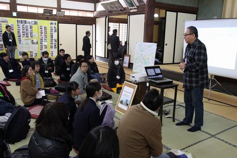 大日本報徳社でオープンデータの活用について説明を受ける参加者たちの写真