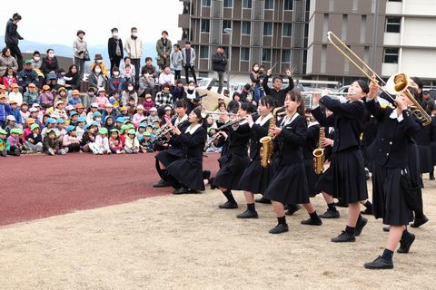 大勢の前でマーチングバンドを披露する掛川東高吹奏楽部のみなさんの写真