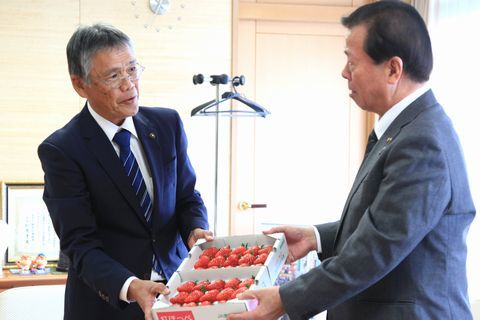 栽培したいちごを手に松井市長に受賞を報告する横山さん