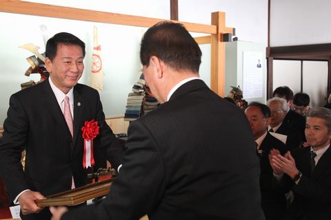 出席者の前で、杉さんが松井市長から感謝状を受け取る様子