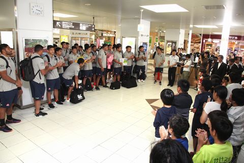 掛川駅構内で日本代表選手を拍手でお出迎えする市民たち