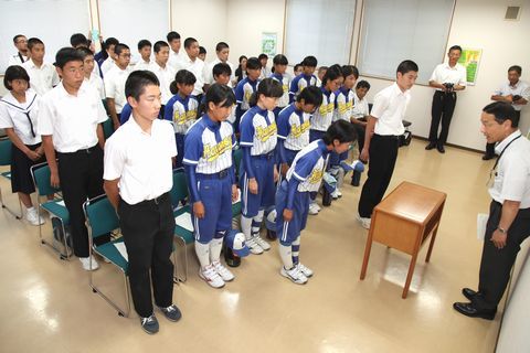 笹本教育部長に礼をするユニフォームの代表生徒ら