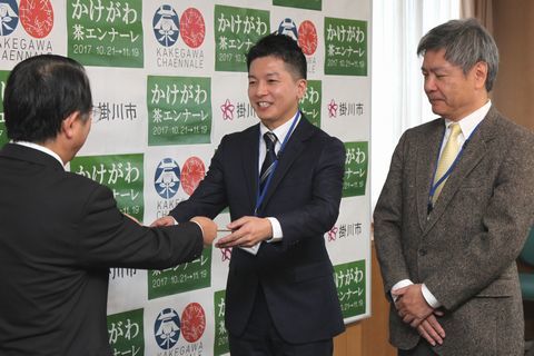 立野さんと山口さんが浅井副市長から委託書を受け取る様子