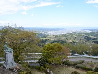 広大な茶園などが見渡せる粟ヶ岳からの眺め