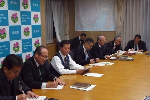 松井市長を中心に席に座っている掛川市事務処理等適正化委員会の様子