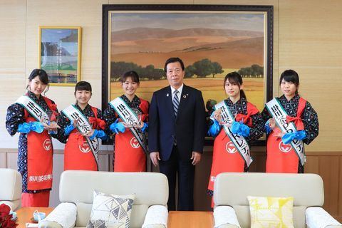 笑顔の素敵な茶娘姿のPRレディと松井市長の記念撮影の様子