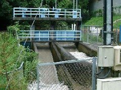2本の用水路と水色の樋門の画像