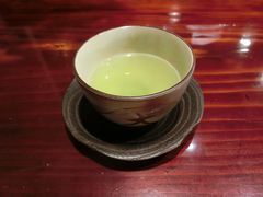 湯呑に注がれた緑茶の写真