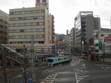 ビルが立ち並ぶ大津市内を走る京阪電鉄