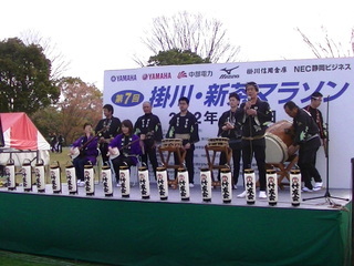 新茶マラソン開会式で、太鼓や三味線を演奏する遠州祭り囃子保存会中遠竹友会のメンバーら
