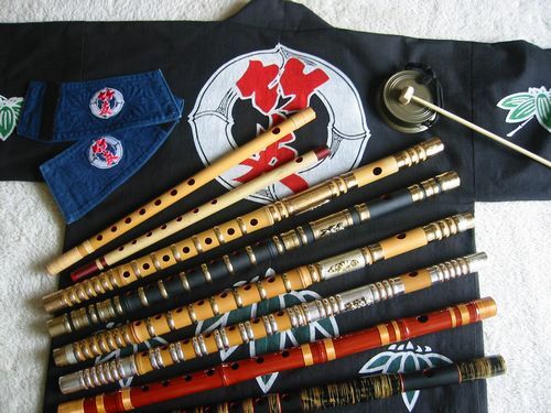 遠州祭り囃子保存会中遠竹友会の法被と、上に置かれた愛用の笛