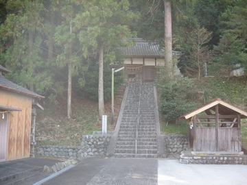長い階段をのぼった先にある山の中腹に建てられた八幡神社の写真