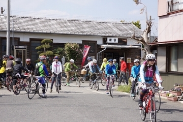 原谷駅前で自転車にまたがったまま話をしたり、自転車を漕ぐ参加者たちの画像
