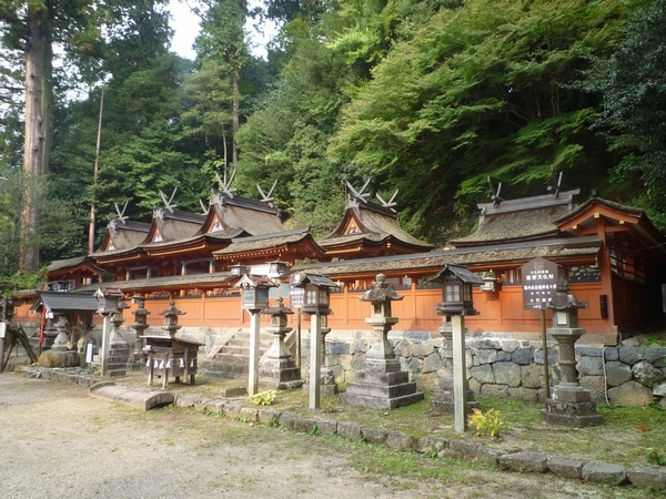 奈良県宇陀市にある宇太水分神社。朱塗りの瑞垣と５棟の本殿。3棟は国宝に、2棟は国の重要文化財に指定されている
