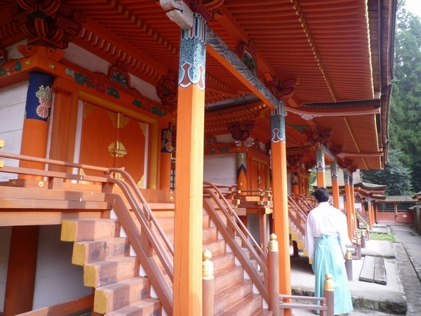 宇太水分神社の本殿前面。朱塗り部分には極彩色が施されている