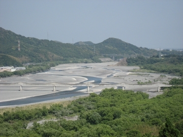 くねくねと曲がった大井川に橋がかかっている風景写真