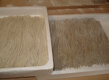 発泡スチロールに入った生蕎麦の画像