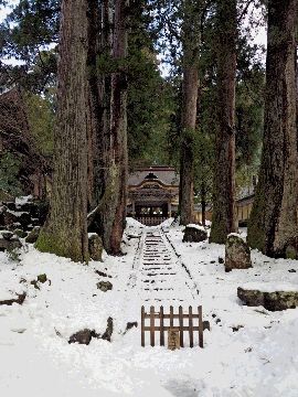 雪の残る階段の奥に永平寺唐門