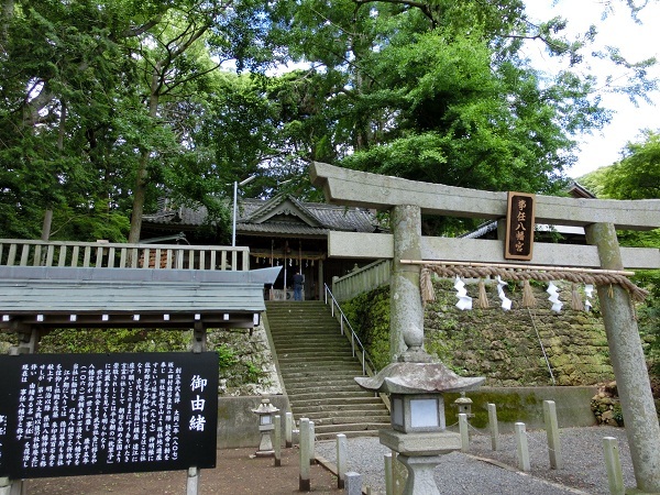 鳥居前から写した事任八幡宮の写真