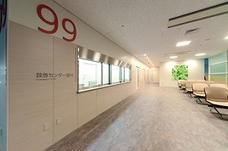 中東遠総合医療センター内の救急センター受付。受付の壁紙に99の文字が書かれている。