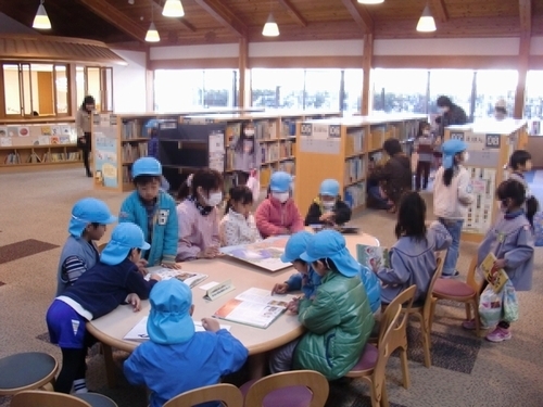 図書館で子供たちが本を読んでいる様子の画像