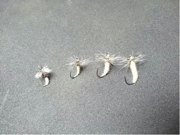 テンカラで使用する虫に見立てた自作の毛針の写真