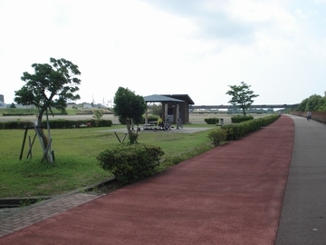 コース横の芝生内にある休憩所の画像