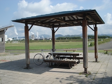 屋根付き休憩所の中に自転車を停めている画像