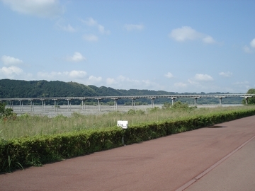 コースの向こうに蓬莱橋と山が見える画像