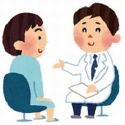 白衣を着た医者と患者が椅子に座って話している